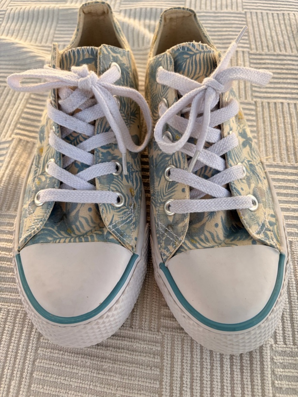 Airwalk Women’s size 8 Low-Top Sneakers in Teal Palm Print
